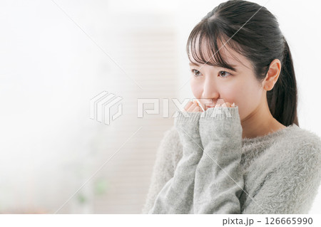 両手の袖で顔を隠す女性 両手の袖で顔を隠す女性 126665990