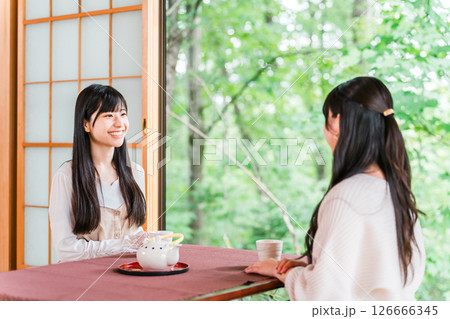 旅館・温泉旅館に女子旅に来た若いアジア人女性（旅行・トラベル・和室・縁側） 126666345