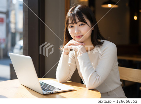 カフェでノートパソコンを使って作業する20代女性 126666352