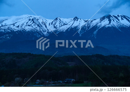 夜明けの春山 126666575