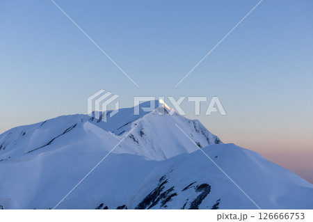 立山のエンマ台から見る早朝の奥大日岳と幻想的なヴィーナスベルト、朝焼け 立山のエンマ台から見る早朝の奥大日岳と幻想的なヴィーナスベルト、朝焼け 126666753