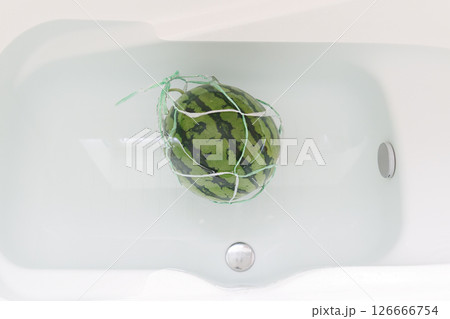 浴槽の水で冷やす浮かぶスイカ 浴槽の水で冷やす浮かぶスイカ 126666754