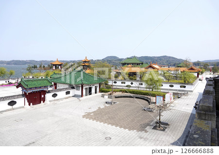 鳥取県 燕趙園 万里長城のような歩道橋（金山嶺橋）から中国庭園の建造物と東郷池を眺める 126666888