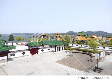 鳥取県 燕趙園 万里長城のような歩道橋(金山嶺橋)から中国庭園の建造物と東郷池を眺める 鳥取県 燕趙園 万里長城のような歩道橋(金山嶺橋)から中国庭園の建造物と東郷池を眺める 126666889