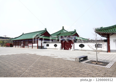 鳥取県 燕趙園 入口脇にある管理事務所棟の門 126666912
