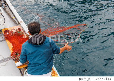 伊勢海老の刺し網漁。夕方に網を仕掛け翌早朝引上げる。 伊豆半島賀茂郡南伊豆町中木ヒリゾ浜2024年 126667133