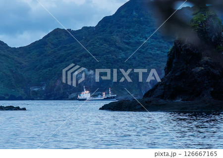伊勢海老の刺し網漁。夕方に網を仕掛け翌早朝引上げる。 伊豆半島賀茂郡南伊豆町中木ヒリゾ浜2024年 126667165