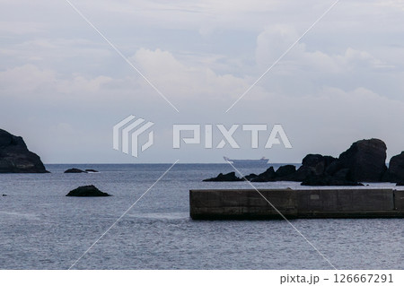 伊勢海老の刺し網漁。夕暮れの中木沖の岩礁。 伊豆半島賀茂郡南伊豆町中木ヒリゾ浜2024年 伊勢海老の刺し網漁。夕暮れの中木沖の岩礁。 伊豆半島賀茂郡南伊豆町中木ヒリゾ浜2024年 126667291