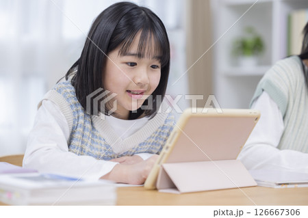 タブレットで勉強する女の子 タブレットで勉強する女の子 126667306