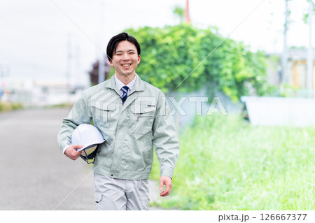 歩く作業員 126667377