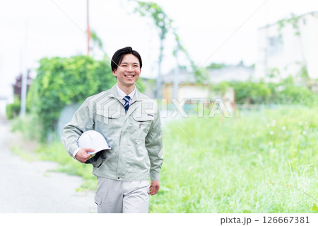 歩く作業員 126667381