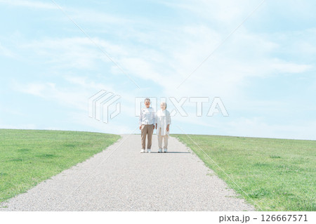 公園を散歩するシニア夫婦（公園,丘,旅行,トラベル） 126667571