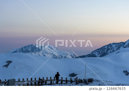 夜明けの立山連峰とヴィーナスラインの幻想風景 夜明けの立山連峰とヴィーナスラインの幻想風景 126667635
