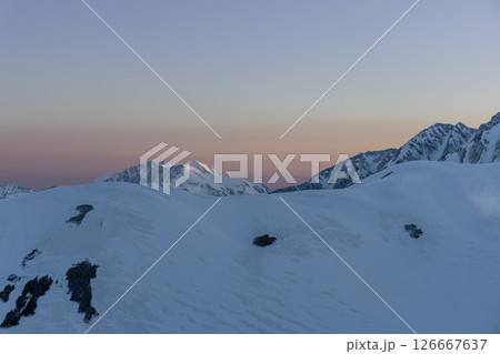 夜明けの立山連峰とヴィーナスラインの幻想風景 126667637