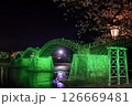 ライトアップされた橋と桜 126669481