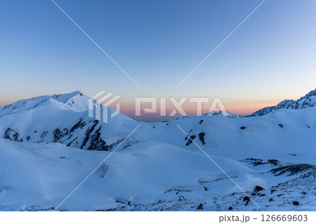 春の立山、エンマ台から望む地獄谷の噴煙と奥大日岳〜剱岳方面にかかるヴィーナスベルト 126669603