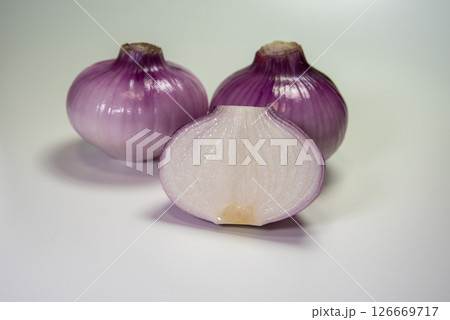 カットされた赤玉ねぎ 126669717