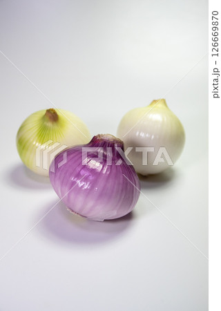 皮をむいた黄玉ねぎと赤玉ねぎ 126669870