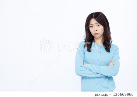 腕くみをして怒っている女性 腕くみをして怒っている女性 126669966