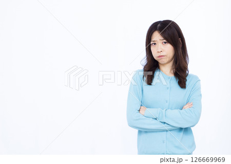 腕くみをして怒っている女性 腕くみをして怒っている女性 126669969