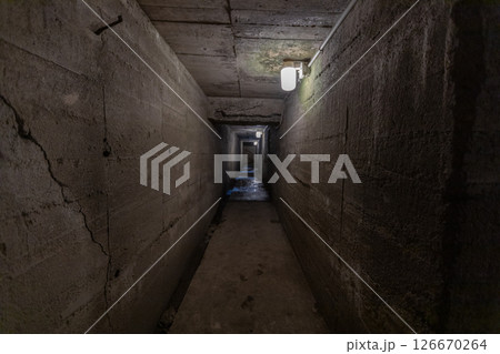 鹿児島県鹿屋市にある地下壕　海軍航空隊串良基地跡の地下壕第一電信室 126670264