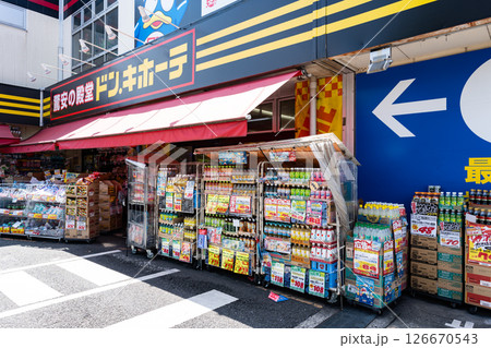 ドン・キホーテ環八世田谷店の入口　春の青空　東京都世田谷区八幡山3丁目 126670543