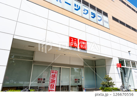 ユニクロ世田谷千歳台店で買い物　春の青空　東京都世田谷区千歳台3丁目 126670556