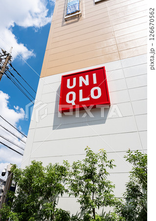 ユニクロ世田谷千歳台店を見上げる 春の青空 東京都世田谷区千歳台3丁目 ユニクロ世田谷千歳台店を見上げる 春の青空 東京都世田谷区千歳台3丁目 126670562