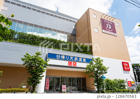 ユニクロ世田谷千歳台店の入口　春の青空　東京都世田谷区千歳台3丁目 126670563