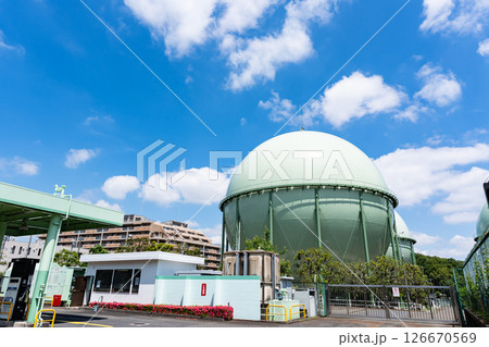 東京ガス世田谷天然ガススタンドのガスタンク　春の青空　東京都世田谷区粕谷1丁目 126670569