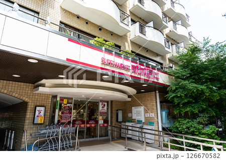 成城石井芦花公園店の入口　春の青空　東京都世田谷区南烏山2丁目 126670582