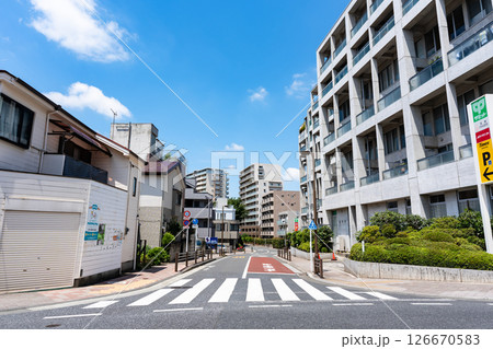 京王線芦花公園駅　南口の景色　春の青空　東京都世田谷区南烏山2丁目 126670583
