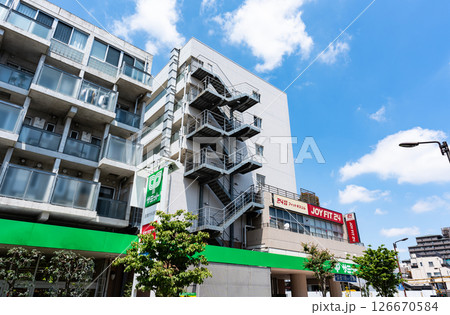 サミットストア芦花公園駅前店でショッピング　春の青空　東京都世田谷区南烏山2丁目 126670584