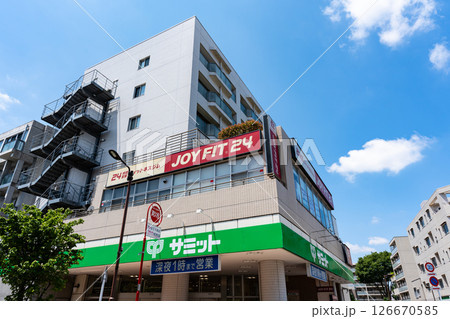 サミットストア芦花公園駅前店　大きなスーパーマーケット　春の青空　東京都世田谷区南烏山2丁目 126670585