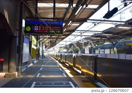 横浜市　相鉄いずみ野線南万騎が原駅のプラットホーム 126670607