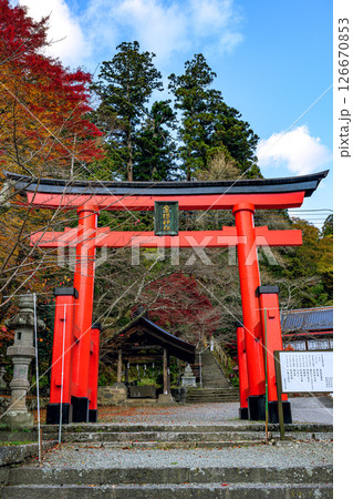 静寂と祈りに包まれる山間の神社　山梨県　金櫻神社 126670853