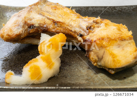 【食べ物素材】大根おろしアートとブリカマの塩焼き 126671034
