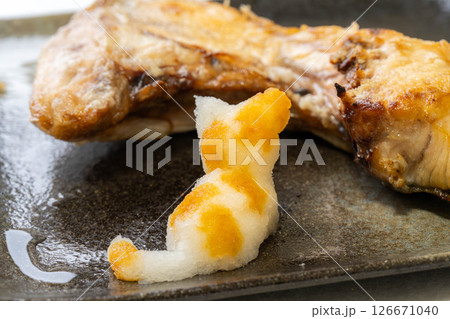 【食べ物素材】大根おろしアートとブリカマの塩焼き 126671040