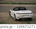 駐車場に佇むポルシェ718ボクスター　スポーツカー　オープンカー 126671271