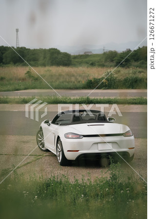 駐車場に佇むポルシェ718ボクスター スポーツカー オープンカー 駐車場に佇むポルシェ718ボクスター スポーツカー オープンカー 126671272