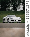 ローアングルから見るポルシェ718ボクスター　スポーツカー　オープンカー 126671273