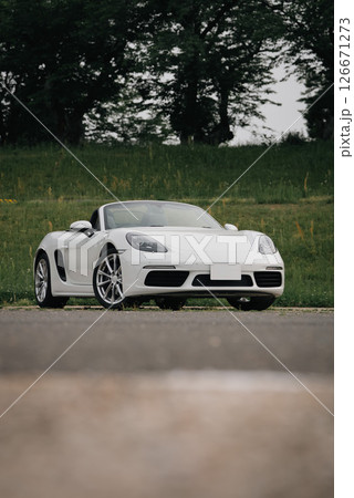 ローアングルから見るポルシェ718ボクスター　スポーツカー　オープンカー 126671273