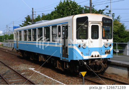 四国の田舎の駅に停車している列車 126671289