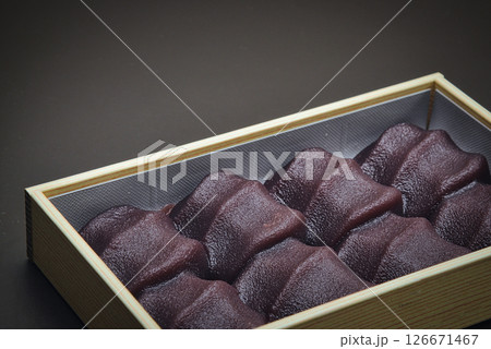 やわらかい餅をなめらかなこしあんで包み込んだ、美味しい銘菓の和菓子を日本茶と共にいただく やわらかい餅をなめらかなこしあんで包み込んだ、美味しい銘菓の和菓子を日本茶と共にいただく 126671467