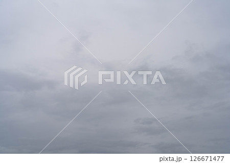 【梅雨空イメージ】どんよりとした曇り空【長野県】 【梅雨空イメージ】どんよりとした曇り空【長野県】 126671477