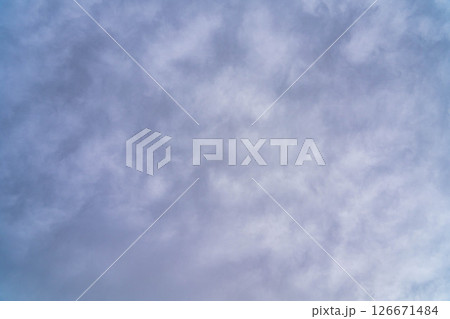 【梅雨空イメージ】どんよりとした曇り空【長野県】 126671484