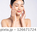 美容をイメージする顔に手を当てる女性 126671724
