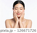 フェイシャルケアでスッキリする女性 126671726