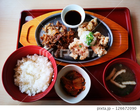 ファミレスの牛焼き肉とおろし唐揚げ定食 ファミレスの牛焼き肉とおろし唐揚げ定食 126672090