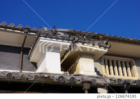 徳島県美馬市　うだつの町並み　うだつと虫籠窓と鬼瓦 126674195